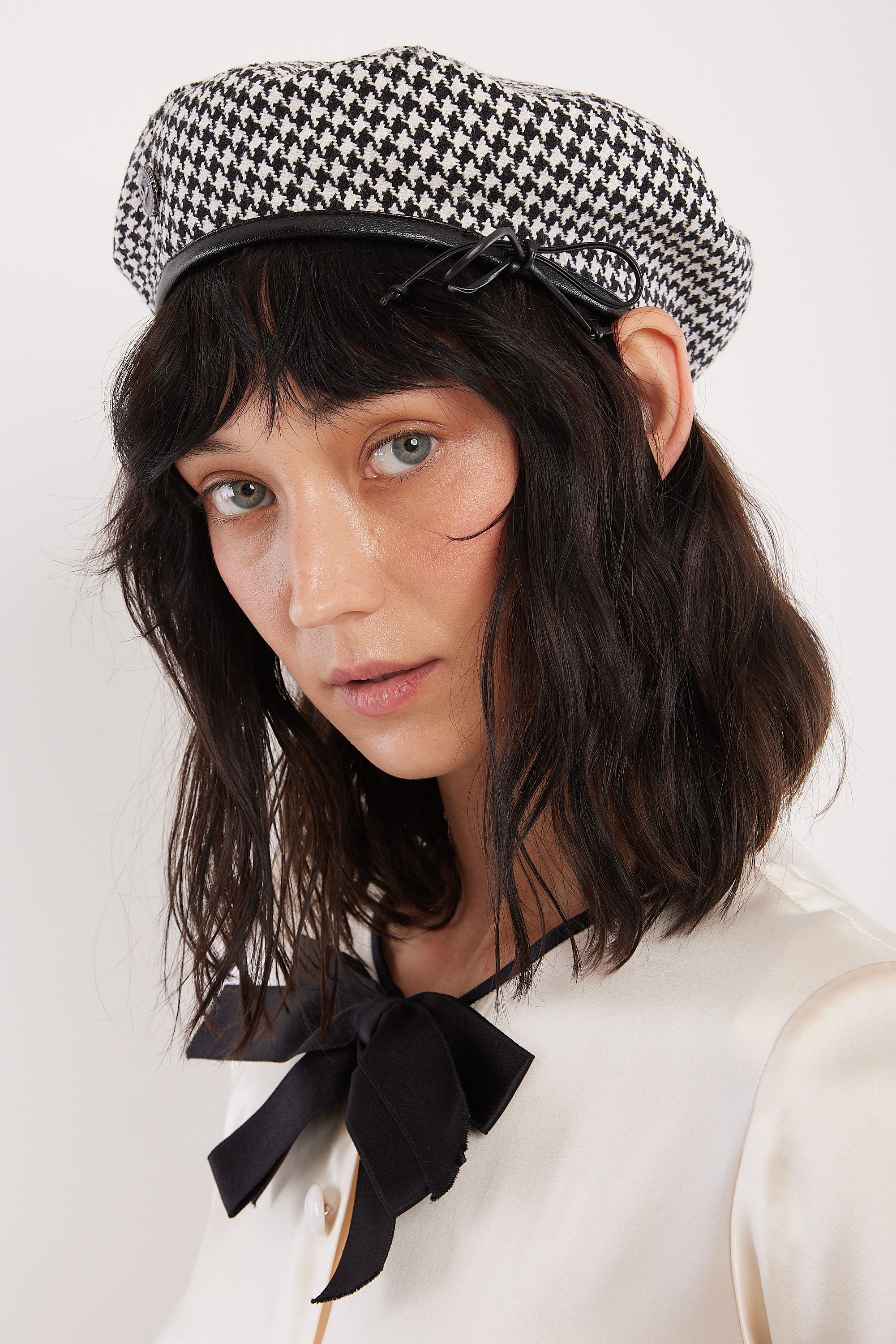 Chanel <br> 90's houndstooth CC logo beret with leather trim