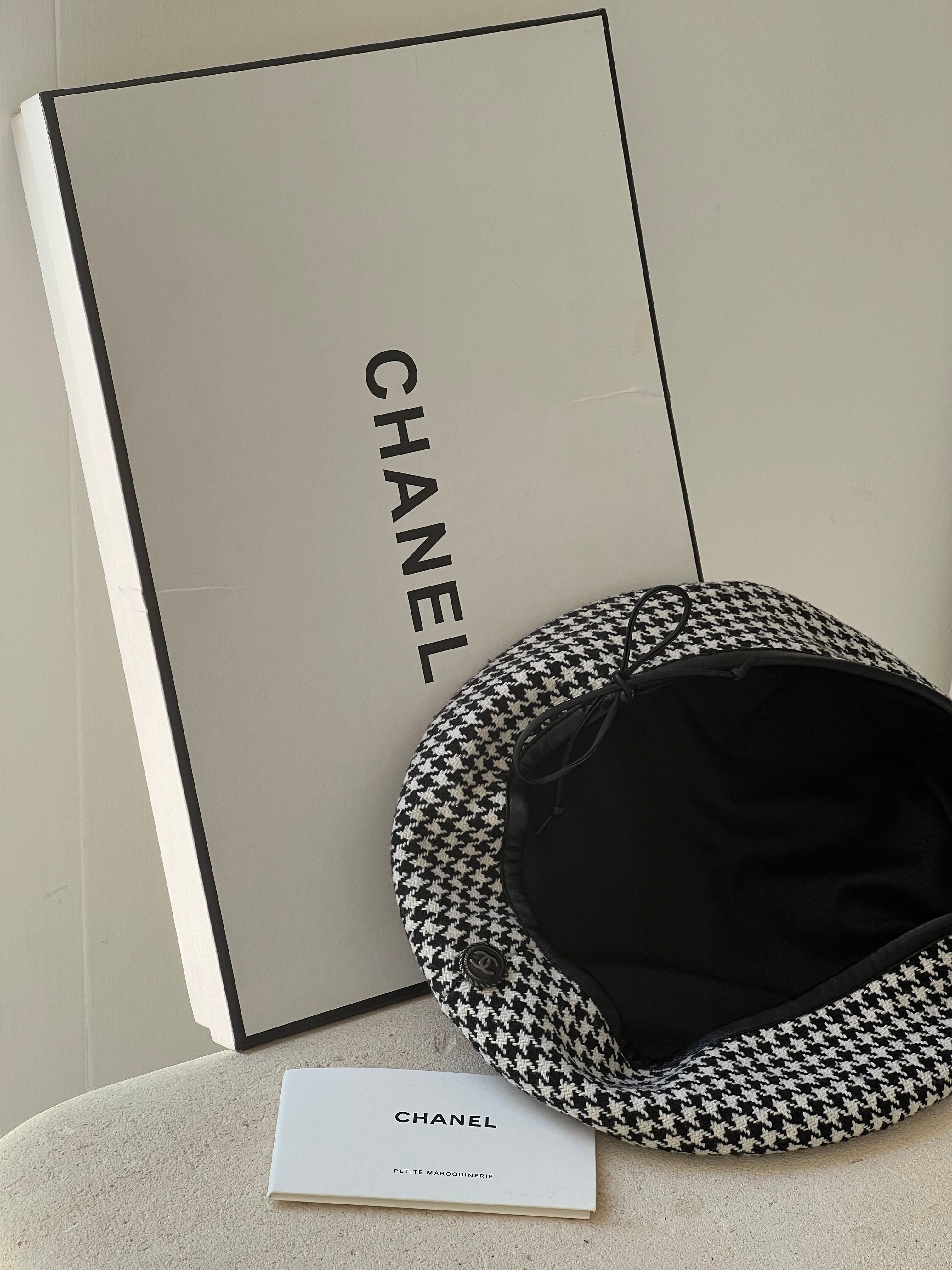 Chanel <br> 90's houndstooth CC logo beret with leather trim