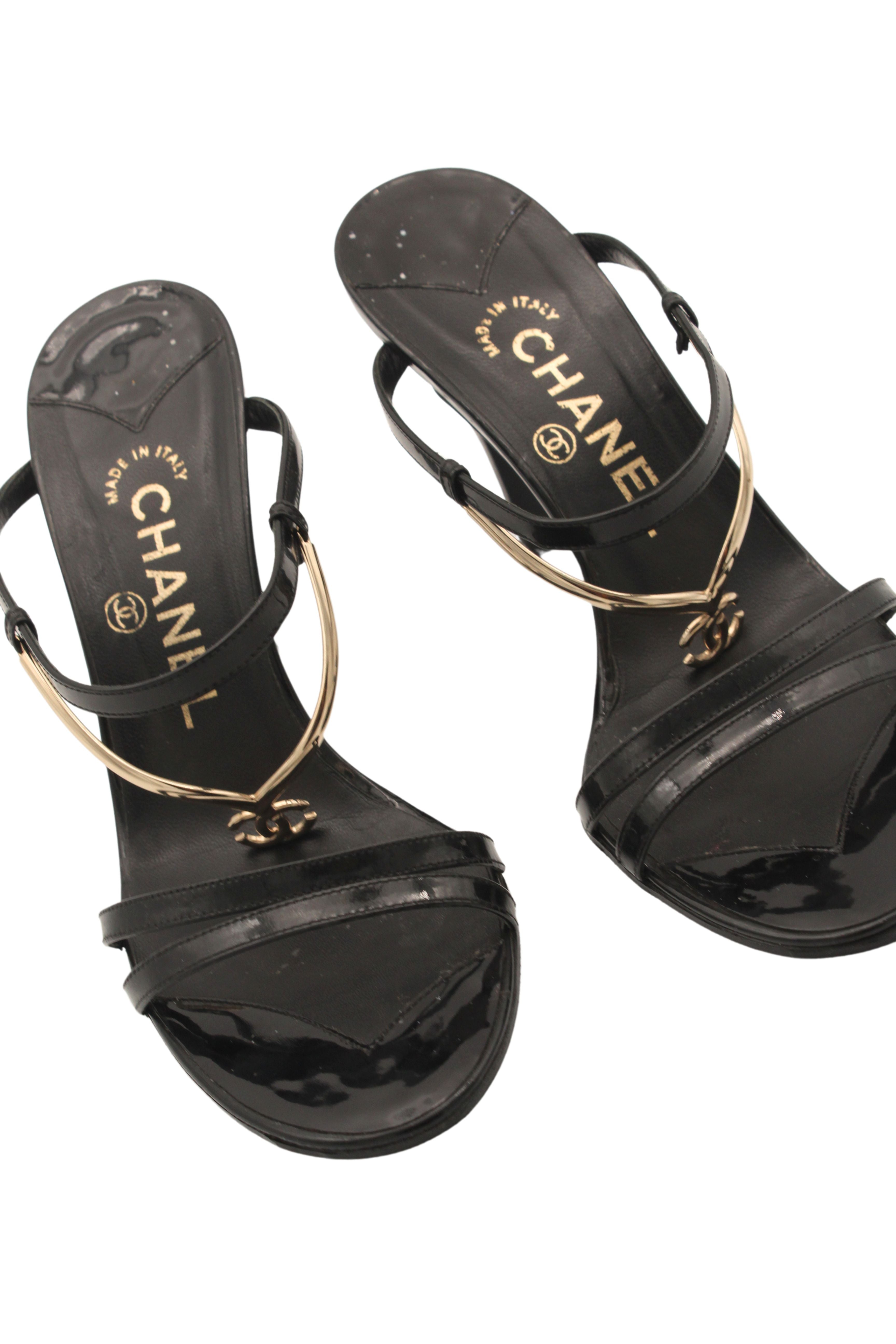 Chanel <br> 2008 Resort runway logo charm patent leather heels