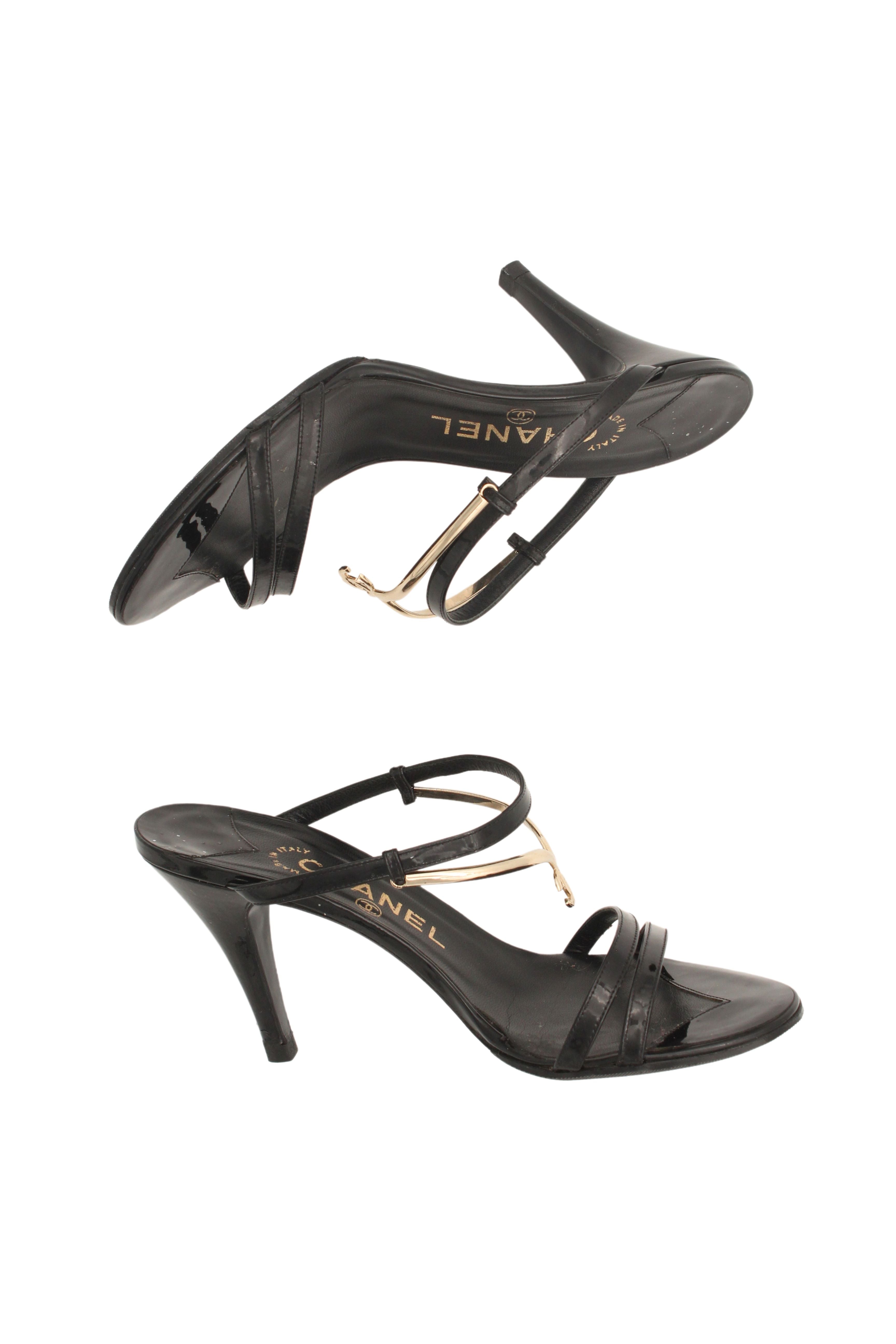 Chanel <br> 2008 Resort runway logo charm patent leather heels