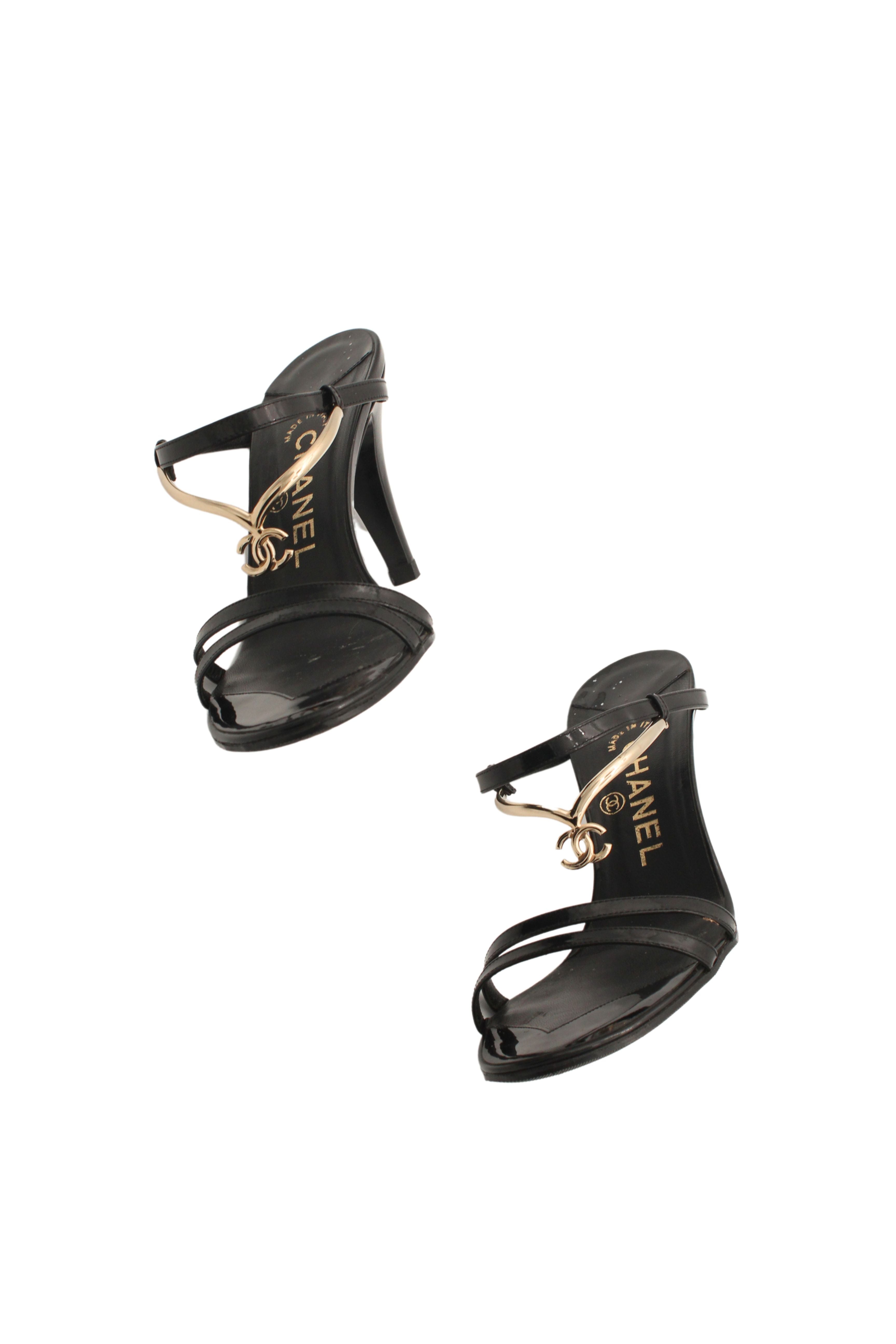 Chanel <br> 2008 Resort runway logo charm patent leather heels