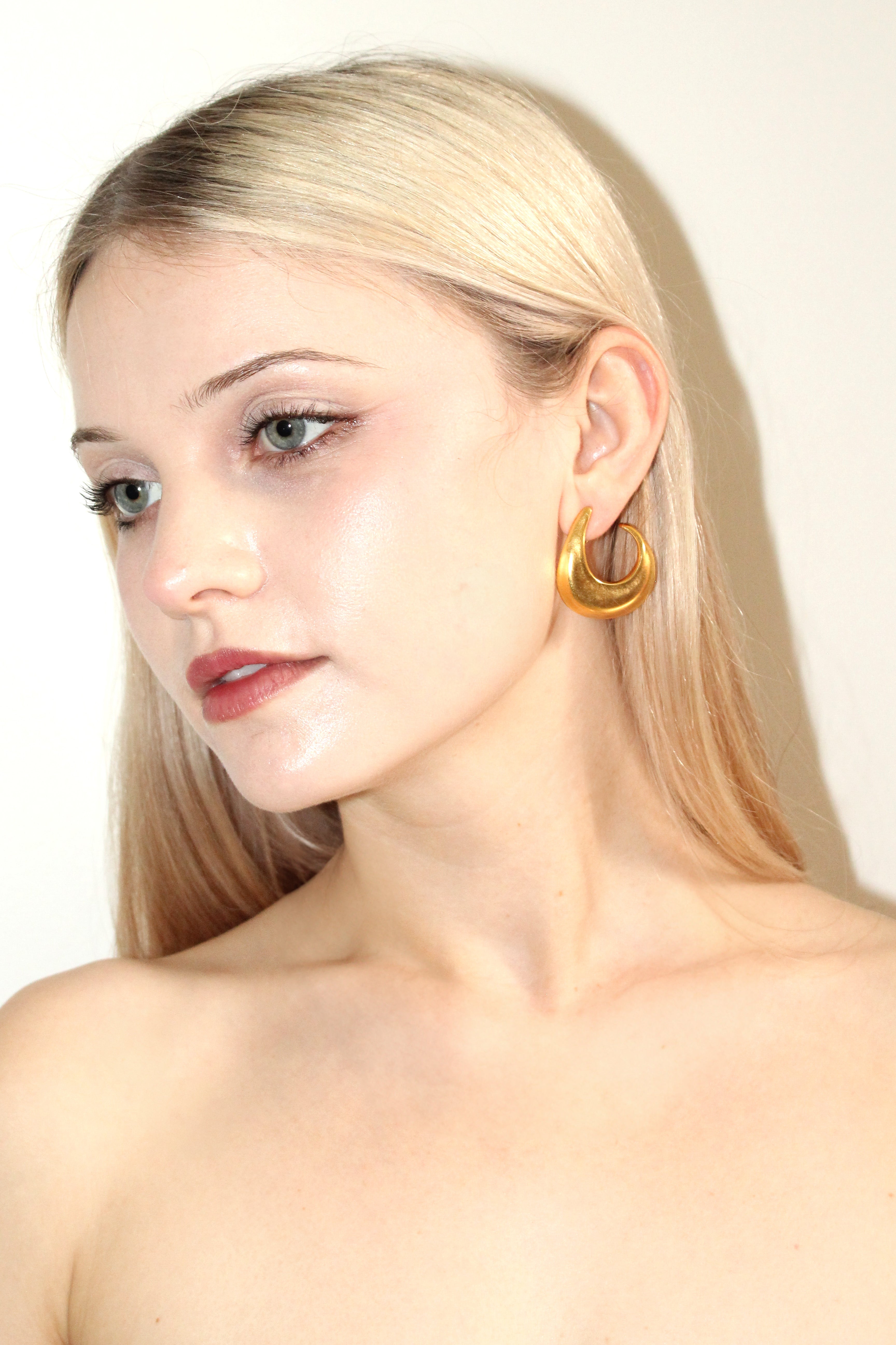 Robert Lee Morris <br> 80's sculptural matte gold clip-on earrings